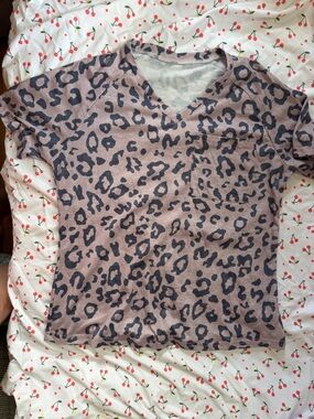 SHEIN Mauve Leopard Print Short Sleeve V-Neck Tee